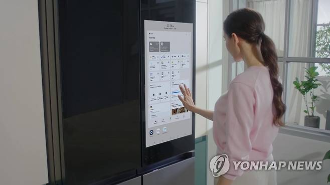 삼성전자, CES 2023서 '비스포크 냉장고 패밀리허브 플러스' 신제품 공개 (서울=연합뉴스) 삼성전자가 다음 달 5일(현지시간)부터 미국 라스베이거스에서 열리는 가전전시회 CES 2023에서 '비스포크 냉장고 패밀리허브 플러스' 신제품을 공개한다고 29일 밝혔다. 사진은 비스포크 냉장고 패밀리허브 플러스 사용하는 모델. 2022.12.29 [삼성전자 제공. 재판매 및 DB 금지] photo@yna.co.kr