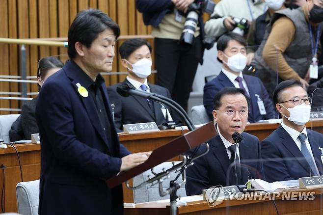 의원 질의 답하는 김광호-이임재 (서울=연합뉴스) 임화영 기자 = 김광호 서울경찰청장(오른쪽 두 번째)이 4일 국회에서 열린 '이태원 참사 국정조사 특별위원회 1차 청문회'에서 의원 질의에 답변하고 있다. 왼쪽은 이임재 전 용산경찰서장. 2023.1.4 hwayoung7@yna.co.kr