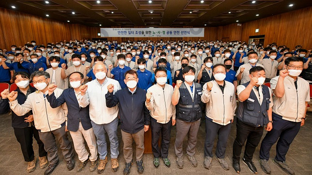 현대모비스 노사와 정부기관 대표 등 참석자들이 ‘안전한 일터 조성’을 위한 노사정 공동 안전 선언식에서 선서를 하고 있다. / 사진제공=현대모비스