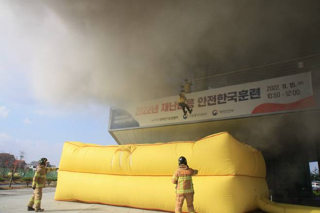 재난대응 안전한국훈련을 진행 중인 한국전기안전공사 임직원들. 공사 제공.