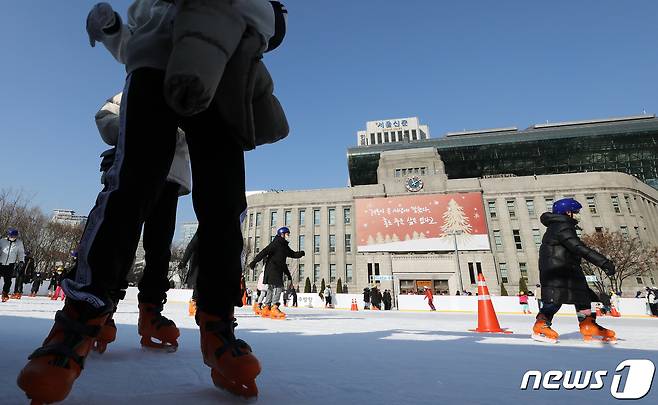 서울광장 스케이트장. 2023.1.1/뉴스1 ⓒ News1 이동해 기자