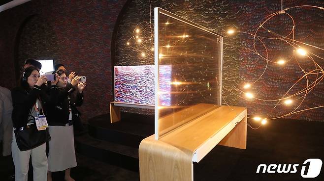세계 최대 전자·가전·정보기술(IT) 전시회인 CES 2023 개막을 하루 앞둔 4일(현지시간) 미국 네바다주 라스베이거스 컨벤션센터에서 열린 LG전자 부스 사전 투어에서 취재진들이 투명 OLED(올레드)를 살펴보고 있다. 2023.1.5/뉴스1 ⓒ News1 임세영 기자