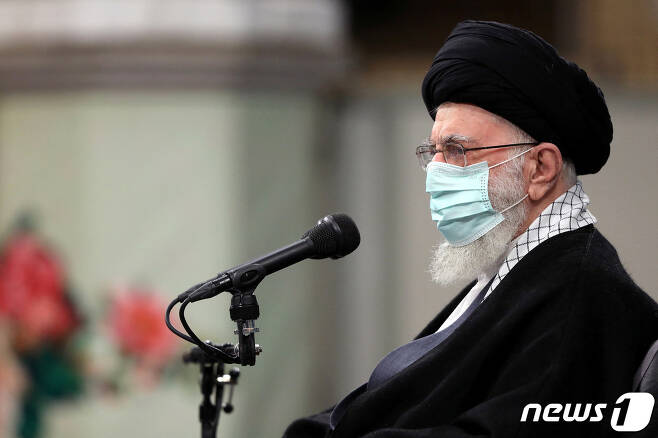 이란 최고지도자 아야톨라 세예드 알리 하메네이가 4일(현지시간) 수도 테헤란에서 이란 여성 단체와의 회담에 참석하고 있다. ⓒ 로이터=뉴스1 ⓒ News1 이유진 기자
