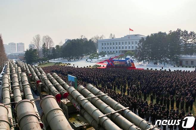 (평양 노동신문=뉴스1) = 600mm 초대형방사포의 증정식이 2022년 12월31일 당 중앙위 본부청사 정원에서 진행됐다. [국내에서만 사용가능. 재배포 금지. DB 금지. For Use Only in the Republic of Korea. Redistribution Prohibited] rodongphoto@news1.kr