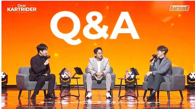 카트라이더 서비스 종료 및 환불 계획에 대해 밝히고, 이후 질의응답을 진행하는 모습. 왼쪽부터 성승헌 캐스터, 조재윤 니트로스튜디오 디렉터, 김대겸 해설위원의 모습이다. (유튜브 갈무리)