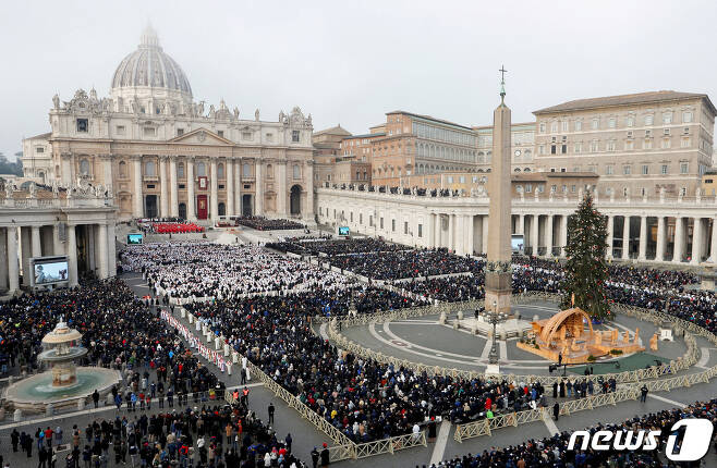 지난해 12월31일 95세를 일기로 선종한 베네딕토 16세 교황의 장례식이 5일(현지시간) 바티칸에서 거행된 가운데, 성 베드로 광장에 교황을 추모하는 인파가 몰렸다. ⓒ 로이터=뉴스1 ⓒ News1 정윤영 기자