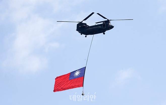 대만 국기를 매단 헬기가 비행하고 있다(자료사진). ⓒAP/뉴시스