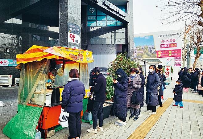 12월26일 정오 ‘행복한잉어빵’ 앞. 전국이 꽁꽁 얼어붙은 강추위에도 줄이 길게 이어져 있다.