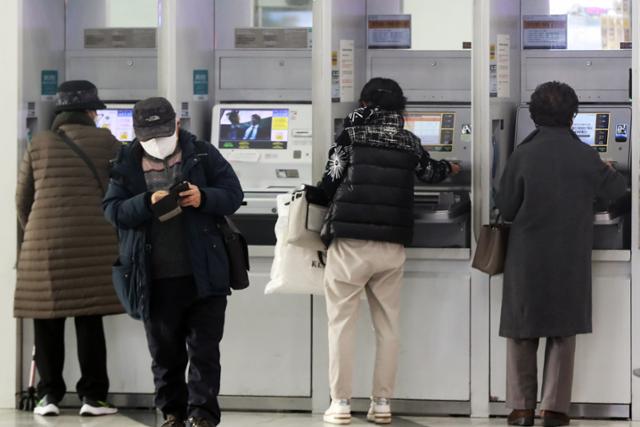 지난달 27일 서울의 한 건물에 설치된 은행의 현금인출기(ATM)에서 시민들이 입출금을 하는 모습. 뉴스1