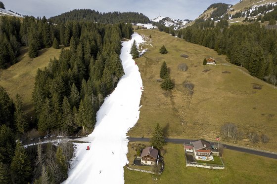 스위스의 해발 1600m 산맥 위 스키장에서 이상고온으로 눈이 녹은 모습. 사진은 지난달 31일 촬영됐다. AP=연합뉴스
