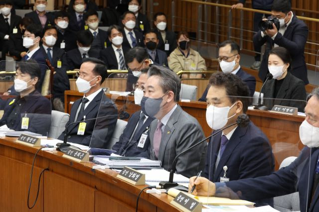 윤희근 경찰청장이 4일 오전 국회에서 열린 '이태원 참사 국정조사 특별위원회 1차 청문회'에서 의원질의에 답변하고 있다. 연합뉴스