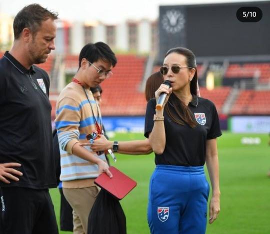 선수단을 모아놓고 연설하는 태국 람삼 단장(오른쪽). 왼쪽이 폴킹 감독.[사진=누안판 람삼 소셜 미디어/연합뉴스]