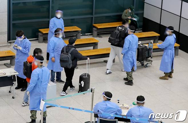 (인천공항=뉴스1) 장수영 기자 = 중국발 입국자에 대한 방역 강화 조치가 시행되고 있는 4일 인천국제공항을 통해 입국한 중국발 여행객들이 방역관계자로부터 코로나19 PCR 검사 안내를 받고 있다.   정부는 오는 5일부터 중국발 입국자를 대상으로 코로나19 음성확인서 제출을 의무화 한다. 2023.1.4/뉴스1  Copyright (C) 뉴스1. All rights reserved. 무단 전재 및 재배포 금지.