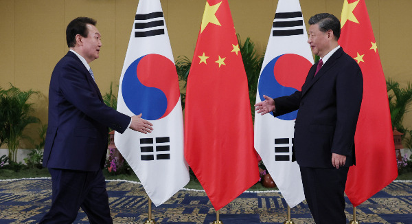 중국 당국이 우리나라와 우호적인 관계를 만들기 위해 '한한령'(한류 금지령)을 해제할 지 주목된다. 사진은 지난해 11월15일(현지시각) 인도네시아 발리의 한 호텔에서 열린 한중 정상회담에서 만난 윤석열 대통령(왼쪽)과 시진핑 중국 국가주석. /사진=대통령실 제공