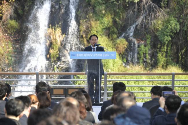 인공폭포 앞에서 발언하고 있는 이성헌 서대문구청장.  서대문구청 제공