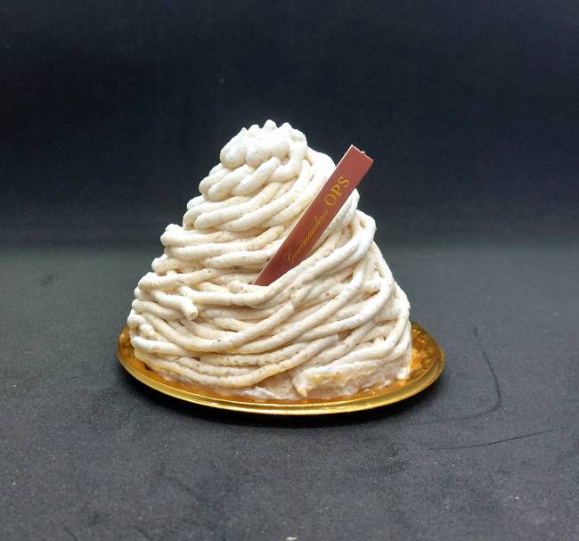 부산을 대표하는 빵집 중의 하나인 해운대 OPS의 몽블랑 케이크. 가늘게 뽑아낸 밤맛 크림으로 봉우리를 올렸다.