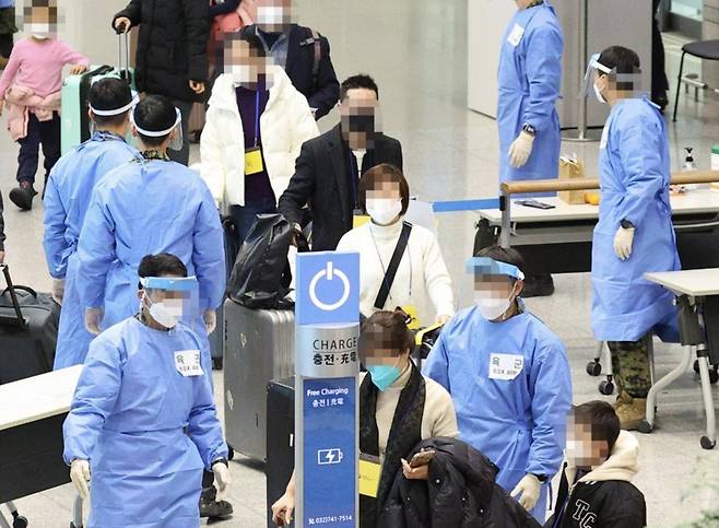 중국발 입국자에 대해 고강도 방역 대책을 시행 중인 모습. 최근 인천국제공항 제1여객터미널 입국장. [연합]