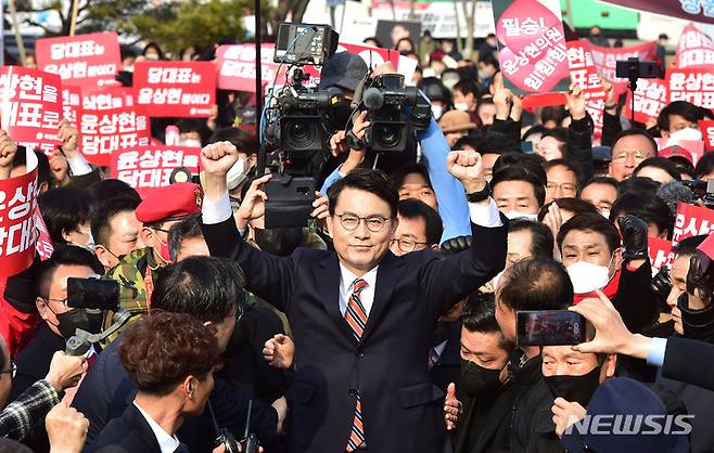 [구미=뉴시스] 이무열 기자 = 윤상현 국민의힘 의원이 5일 오후 경북 구미시 상모동 박정희 전 대통령 생가 앞에서 열린 당대표 후보 출정식에서 지지자들과 함께 파이팅을 외치고 있다. 2023.01.05. lmy@newsis.com