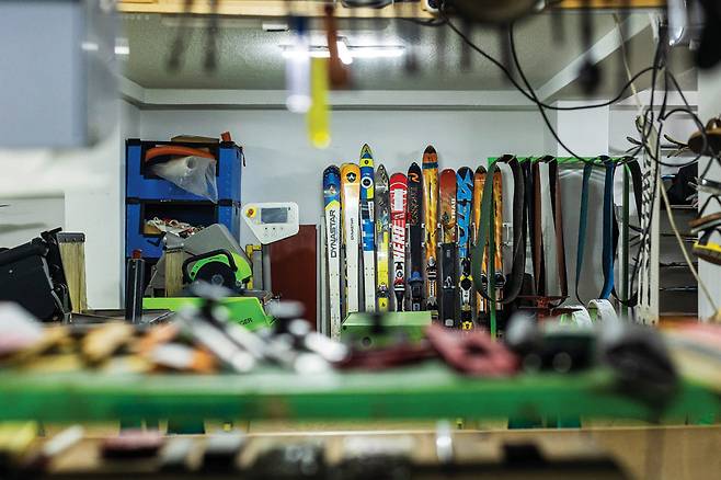 보드, 스키 튜닝에 필요한 여러 기계 장비가 사무실을 꽉 채우고 있다. 그는 이 기계를 사들이면서 생긴 빚을 아직 갚지 못했다. 한 시즌에만 바쁘기 때문에&nbsp;스키용품 튜닝으로는 돈벌이가 쉽지 않다.