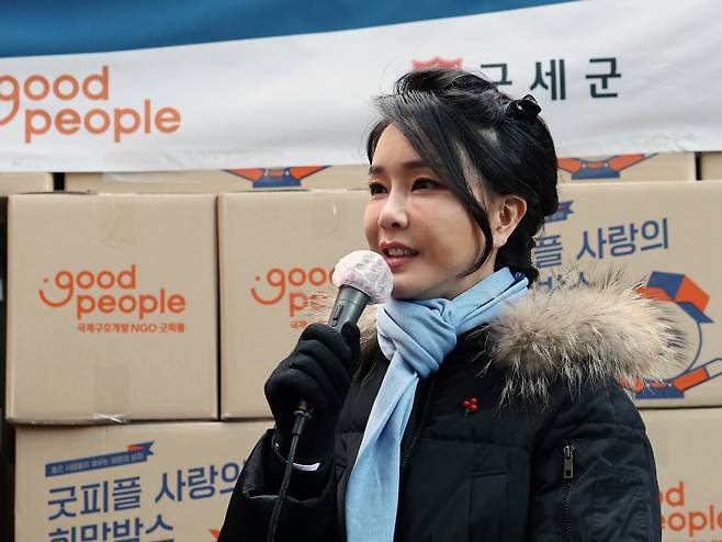 김건희 여사가 22일 서울 중구 남대문 쪽방촌에서 열린 '이웃과 함께하는 2022 찾아가는 성탄절, 희망박스 나눔행사'에서 인사말을 하고 있다. ⓒ 연합뉴스