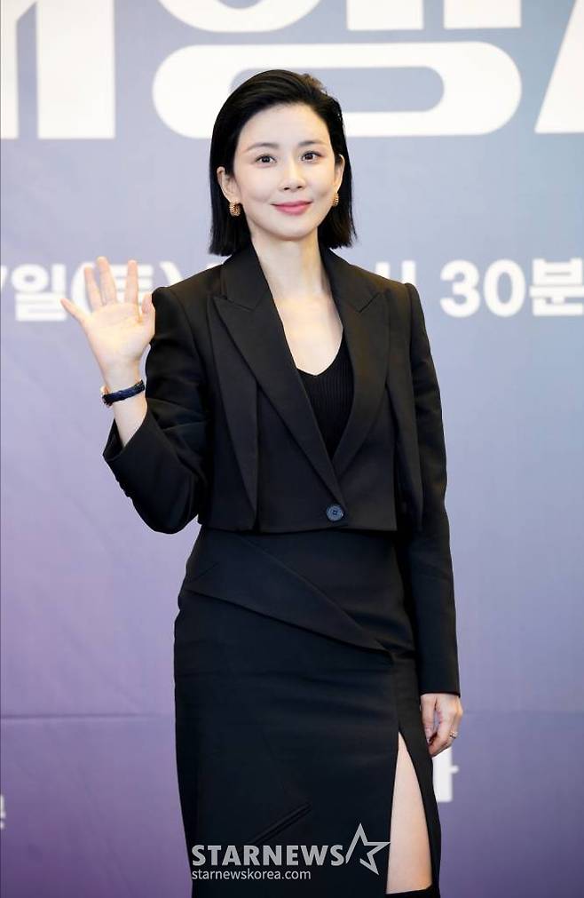 배우 이보영이 5일 오후 온라인으로 진행된 JTBC 토일드라마 '대행사' 제작발표회에 참석해 포즈를 취하고 있다. '대행사'는 VC그룹 최초로 여성 임원이 된 '고아인'이 최초를 넘어 최고의 위치까지 자신의 커리어를 만들어가는 모습을 그린 우아하게 처절한 광고인들의 전투극을 다룬 드라마. 오는 7일 첫 방송. / 사진제공 = JTBC /사진=김창현 기자 chmt@