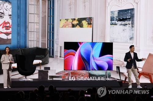 LG 시그니처 OLED M 공개 (라스베이거스=연합뉴스) 홍해인 기자 = 세계 최대 가전·IT(정보기술) 박람회 CES 2023 미디어데이 이틀째인 4일 미국 네바다주 라스베이거스 만달레이 베이 컨벤션센터에서 열린 LG전자 프레스 컨퍼런스에서 시그니처 OLED M이 공개되고 있다. 2023.1.5 hihong@yna.co.kr