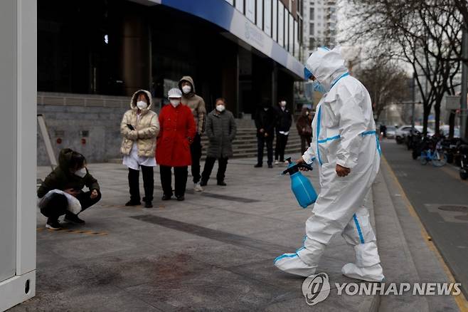 (로이터=연합뉴스) 지난달 9일 중국 베이징에서 소독약을 뿌리는 방역 요원의 모습. 2023.1.5.