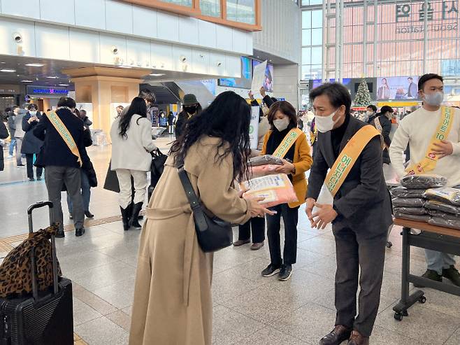 김영문 한국동서발전 사장(오른쪽 2번째)을 비롯한 동서발전 임직원이 6일 서울역에서 에너지 절약을 독려하는 ‘범국민 에너지 다이어트 10’ 캠페인을 펼치고 있다. (사진=동서발전)