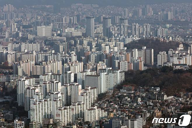 서울 중구 남산에서 바라본 도심의 아파트 단지. 2023.1.5/뉴스1 ⓒ News1 이승배 기자