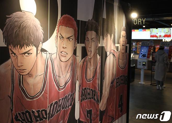 영화 '더 퍼스트 슬램덩크'가 개봉 첫날 박스오피스 2위에 올랐다. 사진은 6일 서울의 한 영화관에 상영되는 더 퍼스트 슬램덩크 홍보물의 모습. 2023.1.6/뉴스1 ⓒ News1 신웅수 기자