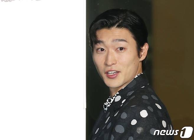 축구 국가대표 선수 조규성이 6일 서울 강남구 루이비통 메종 서울에서 열린 루이비통과 쿠사마 야요이와의 협업 기념행사에서 매력을 발산하고 있다. ⓒ News1 권현진 기자