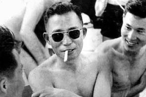 1973년 여름, 박정희 대통령이 휴양지인 거제시 저도의 해변에서 담배를 문 채 측근들과 담소를 나누고 있다. /조선일보 DB