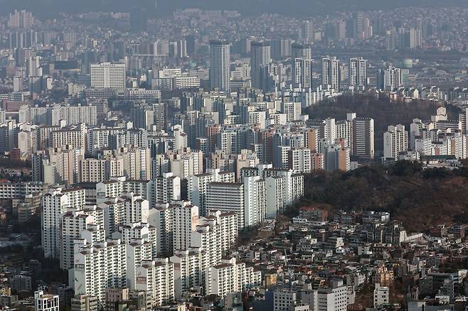 서울 중구 남산에서 바라본 도심의 아파트 단지. /뉴스1