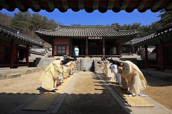 세계유산 목록에 오른 도산서원. 내부 마당에서 선대 유학자들에게 제례를 올리고 있는 모습이다. <한겨레> 자료 사진