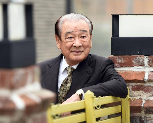 배우 이순재씨는 "꼰대가 되고 싶지 않다면 어른 행세를 하려고 들지 말아야 한다"고 강조한다. 한국일보 자료사진