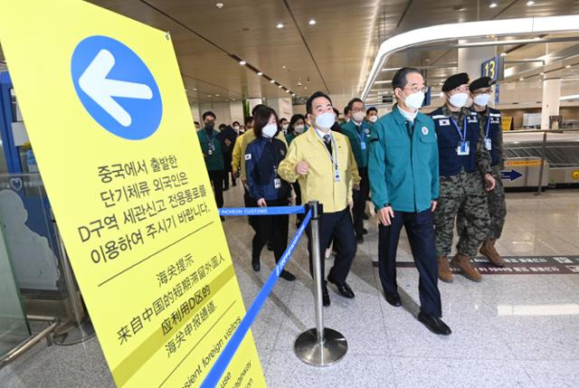 한덕수(왼쪽 두 번째) 국무총리가 6일 인천국제공항 제1여객터미널 입국장을 방문, 인천국제공항 검역 관계자로부터 중국발 입국자에 대한 방역상태 현황을 보고받고 현장을 점검하고 있다. 연합뉴스