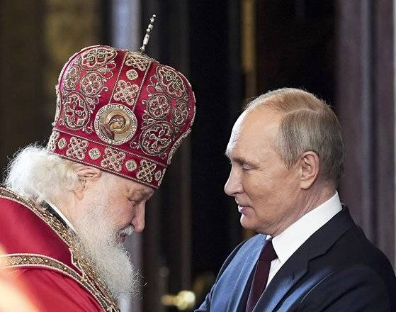 블라디미르 푸틴 러시아 대통령이 러시아 정교회 수장인 키릴 총대주교의 요청을 받아들여 러시아군에 현지시간 6일 정오부터 7일 자정까지 36시간 동안 휴전을 명령했다고 크렘린궁이 5일 밝혔다. 사진은 지난해 4월 24일 러시아 모스크바의 성당에서 푸틴 대통령과 키릴 총대주교가 대화하는 모습. AP=연합뉴스