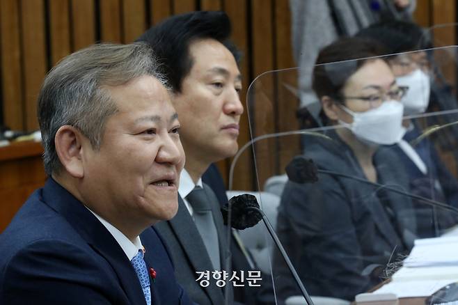 이상민 행안부장관(왼쪽)이 6일 국회에서 열린 용산이태원참사진상규명과재발방지를위한국정조사특별위원회 청문회에서 답변하고 있다. 박민규 선임기자