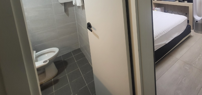 서울 시내의 한 룸카페. 카드키를 찍고 방에 들어가면 화장실과 침대 등이 위치해 있다. <이지안 기자>