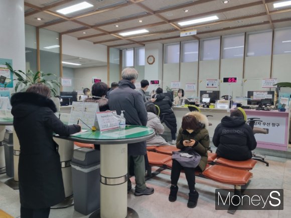 6일 오전 11시 50분 서울 종로구청 1층 여권 민원실에서 민원인들이 여권을 발급받기 위해 대기하고 있다. /사진=김문수 기자