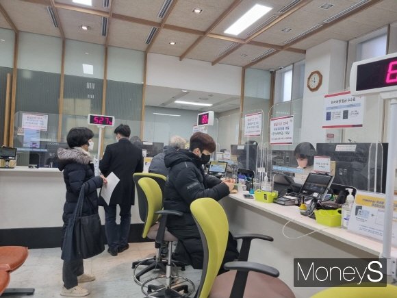 6일 정오쯤 서울 종로구청 여권 민원실이 민원인들로 붐비고 있다. /사진=김문수 기자