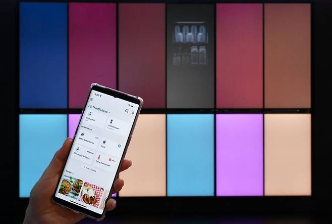 LG전자가 세계 최대 가전·IT 전시회 'CES 2023'에서 스마트홈 플랫폼 LG 씽큐를 이용해 타사 가전을 제어하고, 타사 스마트홈 플랫폼을 통해 LG 가전이 제어되는 모습을 시연한다. LG 씽큐 사용자는 LG전자가 아닌 타사 제품을 앱에 등록해 제어할 수 있고, 타사 스마트홈 플랫폼 사용자는 무드업 냉장고를 앱에 등록해 냉장고 온도를 확인할 수 있다.
[LG전자 제공. 재판매 및 DB 금지]