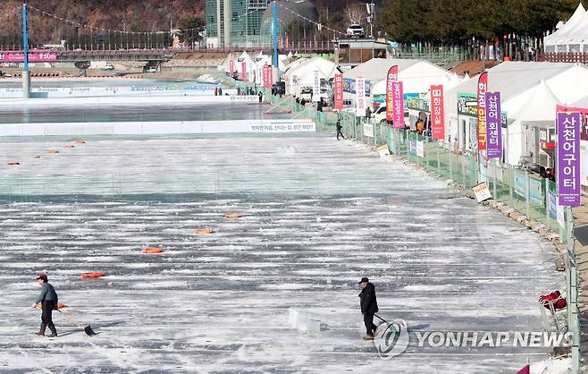 개막준비 마무리 화천산천어축제 [연합뉴스 자료사진]