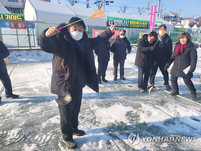 화천군수가 잡은 산천어 [연합뉴스 자료사진]