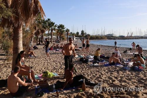12월 중순 그리스 아테네 해변에서 뜻밖의 포근한 겨울에 일광욕 즐기는 시민들 [로이터=자료사진. 재판매 및 DB 금지]