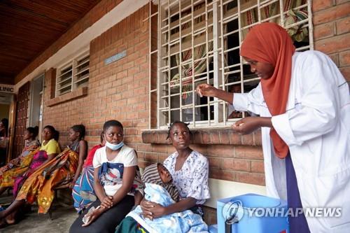 콜레라 백신을 설명하는 말라위 의사와 환자들의 모습 [로이터=연합뉴스 자료사진]