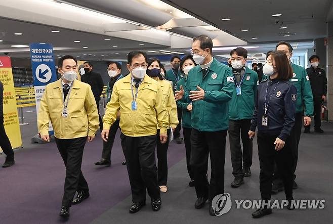 한덕수 국무총리, 중국발 입국자에 대한 방역상태 점검 (영종도=연합뉴스) 한덕수 국무총리가 6일 인천국제공항 제1여객터미널 입국장을 방문, 인천국제공항 검역 관계자로부터 중국발 입국자에 대한 방역상태에 대한 현황을 보고 받고 현장을 점검하고 있다. 2023.1.6 [공항사진기자단] photo@yna.co.kr