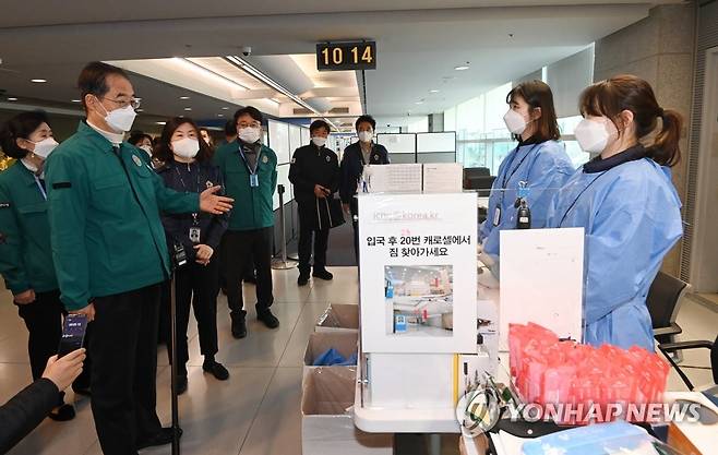 중국발 입국자 방역상태 현장점검 하는 한덕수 총리 (영종도=연합뉴스) 한덕수 국무총리가 6일 인천국제공항 제1여객터미널 입국장을 방문, 인천국제공항 중국발 입국자 방역 현장을 점검하고 있다. 2023.1.6 [공항사진기자단] photo@yna.co.kr