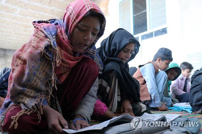 바닥에 앉아 공부하는 아프가니스탄 여성들 [EPA 연합뉴스 자료사진. 재판매 및 DB 금지]