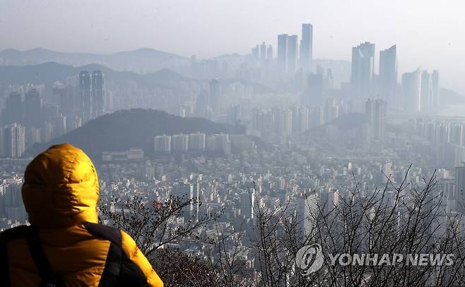 부산에 초미세먼지 위기경보…비상저감조치 시행. (부산=연합뉴스) 강덕철 기자 = 부산시는 6일 오전 6시부터 오후 9시까지 시내 전역에 초미세먼지 위기경보 '관심' 단계를 발령하고 비상저감조치를 시행한다고 밝혔다. 사진은 이날 오전 초미세먼지로 뿌옇게 변한 부산 도심. 2023.1.6 kangdcc@yna.co.kr